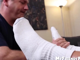 Brad the jock gets foot worship from a mature man